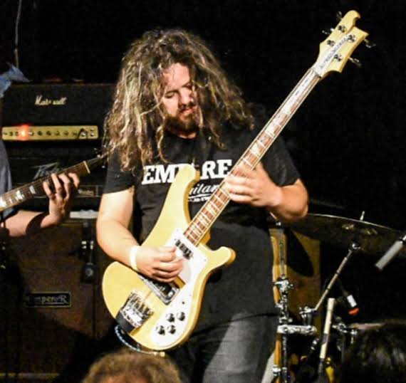 Elder performing on tour